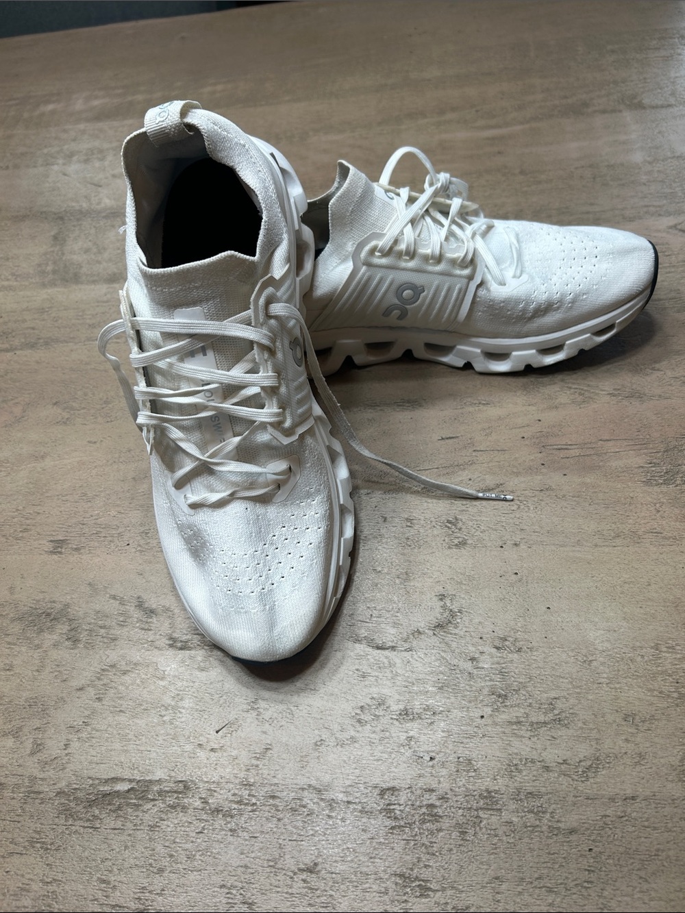 On Running Women’s 10 1/2 cloudswift sneakers in White